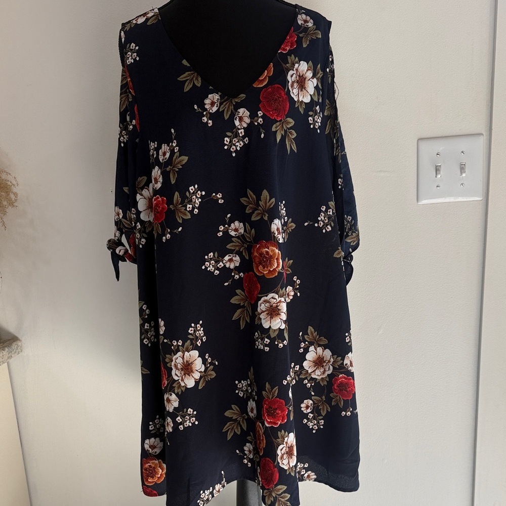 Umgee size medium. Women's Navy Floral V-Neck dress-
